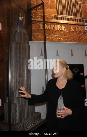 2 ottobre 2009 - Manhattan, New York, USA - LAUREN BACALL illumina e visita l'Empire State Building per celebrare il 125° anniversario dell'American Academy of the Dramatic Arts (Credit Image: ZUMApress.com) Foto Stock