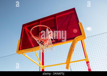 primo piano dettagliato di reti da basket e bordo in ferro incorniciato da cielo aperto, parco giochi per un divertimento attivo e attività sportive in città Foto Stock