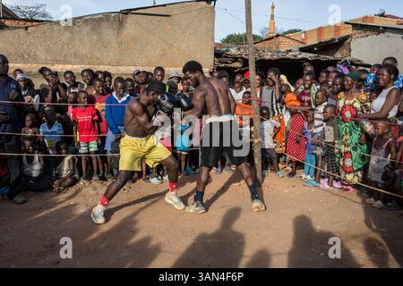 Pugilato nella baraccopoli del Katanga, Kampala, Uganda, Africa Foto Stock