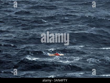 21 aprile 2010 - Kodiak, Alaska, Stati Uniti - due membri dell'equipaggio del Northern Belle, affondato di 75 piedi, con sede a Seattle, si uniscono in tute anti-esposizione a bordo dei detriti della nave 50 miglia a sud dell'isola di Montague. Gli equipaggi della Guardia Costiera a bordo di un aereo HC-130 Hercules e di un elicottero MH-60 Jayhawk di Kodiak, così come l'equipaggio della Guardia Costiera Cutter Long Island con sede a Valdez, hanno risposto al sindaco di Northern Belle. (Immagine di credito: © Petty Officer 1st Class Sara Francis/U.S. Guardia costiera/ZUMApress.com) Foto Stock