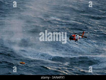 21 aprile 2010 - Kodiak, Alaska, Stati Uniti - l'equipaggio di un elicottero MH-60 Jayhawk con base a Kodiak si prepara a salvare uno dei quattro membri dell'equipaggio dal peschereccio Northern Belle che è riuscito a salire in una zattera lanciata dall'equipaggio di un aereo HC-130 Hercules dalla Air Station Kodiak 50 miglia a sud di Monatgue Island nel Golfo dell'Alaska 20 aprile 2010. L'equipaggio di Northern Belle ha emesso una chiamata di sindaco e ha abbandonato la nave di 75 piedi con base a Seattle nelle acque fredde del Golfo dell'Alaska poco dopo le 17:30 (immagine di credito: © Petty Officer 1st Class Sara Francis/U.S. Guardia costiera/ZUMApress.com) Foto Stock