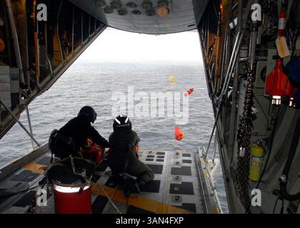 21 aprile 2010 - Kodiak, Alaska, Stati Uniti - Sottufficiale di seconda classe JOSEPH SIPPEL e Sottufficiale di terza classe KARA PARDEE, entrambi di Air Station Kodiak, zattere di salvataggio e altri attrezzi di salvataggio dal retro di un aereo HC-130 Hercules di Kodiak ai quattro membri dell'equipaggio del peschereccio di Seattle Northern Belle. L'equipaggio del peschereccio di Seattle, di 75 piedi, ha emesso una chiamata di sindaco quando la loro nave è stata colpita 50 miglia a sud dell'isola di Montague nel Golfo dell'Alaska. (Immagine di credito: © Petty Officer 1st Class Sara Francis/U.S. Guardia costiera/ZUMApress.com) Foto Stock