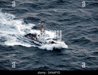 21 aprile 2010 - Kodiak, Alaska, Stati Uniti - l'equipaggio della Guardia Costiera Cutter Long Island con sede a Valdez potenzia il surf lungo il tragitto verso la scena dell'affondamento della Northern Belle per assistere nel salvataggio di quattro membri dell'equipaggio che abbandonarono la loro nave che affondava. L'equipaggio del peschereccio di Seattle, di 75 piedi, ha emesso una chiamata di sindaco quando la loro nave è stata colpita 50 miglia a sud dell'isola di Montague nel Golfo dell'Alaska. (Immagine di credito: © Petty Officer 1st Class Sara Francis/U.S. Guardia costiera/ZUMApress.com) Foto Stock