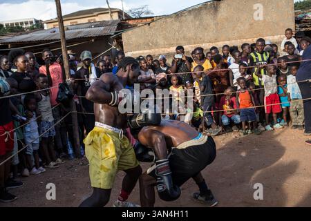 Pugilato nella baraccopoli del Katanga, Kampala, Uganda, Africa Foto Stock