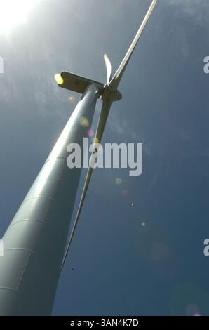 8 luglio 2008 - Guantanamo Bay, Cuba - le turbine eoliche sulla sommità di John Paul Jones Hill sono pienamente operative dal luglio 2005 e consentiranno alla stazione navale di Guantanamo Bay di risparmiare più di 1 milione di dollari, diminuendo il consumo di carburante di 250.000 galloni quest'anno. Possono generare fino al 13% del potere di base complessivo, fornendo parte di quel potere alla Joint Task Force Guantanamo. (Immagine di credito: © Megan Burnham/US Army/ZUMA Press) Foto Stock