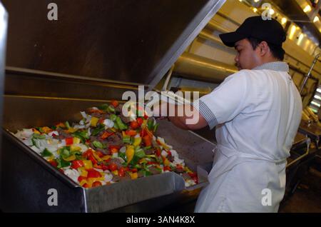 22 agosto 2008 - Guantánamo Bay, Cuba - Un operaio del servizio alimentare della Joint Task Force Guantánamo's Seaside Galley prepara un pasto speciale, simile a quelli che saranno serviti durante il Ramadan. È tradizionale per coloro che celebrano il mese sacro islamico del Ramadan osservare il digiuno dall'alba al tramonto. JTF Guantanamo conduce cure sicure e umane e custodia dei combattenti nemici detenuti. (Immagine di credito: © Megan Burnham/US Army/ZUMA Press) Foto Stock