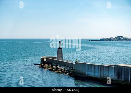 La statua di Roger Casement sul lungomare di Dun Lapghaire. Scultore Mark Richards. Casement è nato vicino a Sandycove. Foto Stock