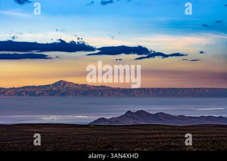 Questa vista mozzafiato cattura l'immensa salina di Atacama durante il tramonto. Foto Stock