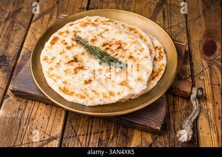Pane piatto ripieno di patate Aloo paratha, cibo tradizionale indiano. sfondo in legno. vista dall'alto Foto Stock