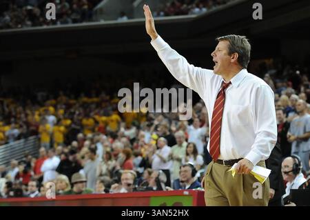 17 gennaio 2009 Los Angeles, CA..il capo allenatore Tim Floyd della USC segnala a Daniel Hackett di perdere il secondo lancio libero nei secondi finali della partita di pallacanestro del College contro Arizona al Galen Center il 17 gennaio 2009 a Los Angeles, California..USC sconfigge Arizona 65-64.Louis Lopez/CSM (Credit Image: © Louis Lopez/Cal Sport Media) Foto Stock