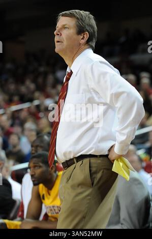 17 gennaio 2009 Los Angeles, CA..Capo allenatore Tim Floyd della USC in azione durante la partita di pallacanestro del College contro Arizona al Galen Center il 17 gennaio 2009 a Los Angeles, California..USC sconfigge Arizona 65-64.Louis Lopez/CSM (Credit Image: © Louis Lopez/Cal Sport Media) Foto Stock