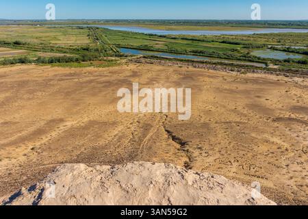Vista del confine tra Turkmenistan e Uzbekistan e il fiume Amu Darya. Il Turkmenistan inizia con la montagna sullo sfondo Foto Stock