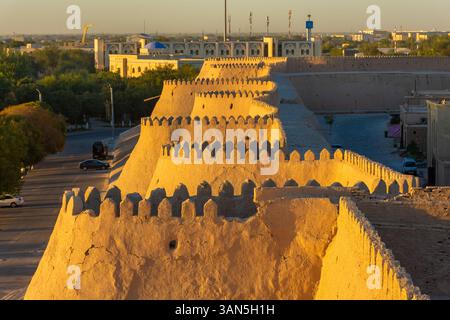 Tramonto sul vecchio Itchan Kala di Khiva, Uzbekistan Foto Stock