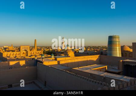 Tramonto sul vecchio Itchan Kala di Khiva, Uzbekistan Foto Stock