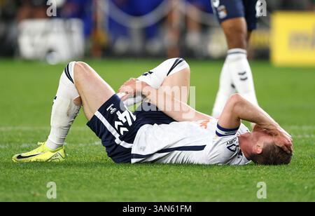 Ben Sheaf di Coventry City appare in Pain dopo una sfida durante il match per il titolo Sky Bet all'MKM Stadium di Kingston upon Hull. Lunedì 14 aprile 2025. Foto Stock