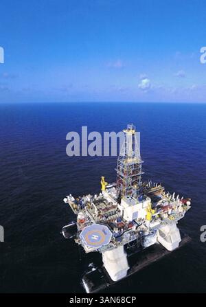 21 aprile 2010 - Stati Uniti - la piattaforma petrolifera semisommergibile Deepwater Horizon, situata nel Golfo del Messico al largo della costa della Louisiana. Secondo i rapporti e le autorità, un'esplosione e un incendio scoppiarono sulla piattaforma alla fine del 20 aprile 2010. Dei 126 lavoratori della piattaforma, sette sono stati gravemente feriti e 11 sono scomparsi. La Guardia Costiera degli Stati Uniti sta conducendo operazioni di ricerca e salvataggio nella zona. Il carro stava perforando per PB al momento dell'incidente. Transocean, con sede in Svizzera, è la più grande società di perforazione offshore al mondo secondo un video aziendale. (Immagine di credito: © Transocean /ZUMApress. Foto Stock
