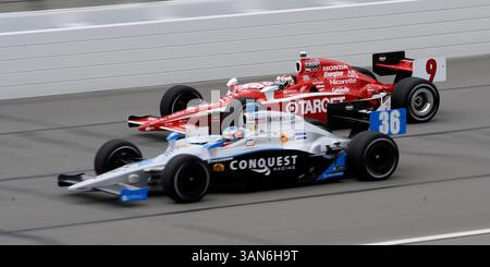 30 aprile 2010: VBertrand Bahuette #36 e Scott Dixon #9 tornano al turno due durante la giornata di qualificazione al Road Runner Turbo Indy 300 al Kansas Speedway di Kansas City, Kansas. (Immagine di credito: © Peter Aiken/Cal Sport Media/ZUMApress.com) Foto Stock