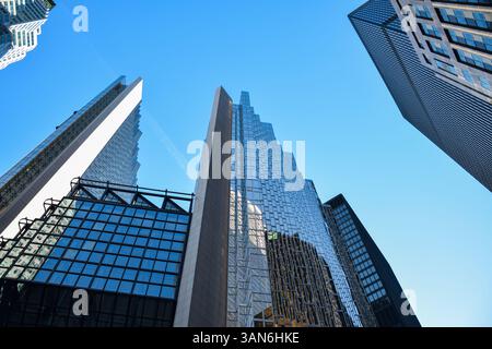 Il 5 ottobre 2024, guardando in alto gli edifici di uffici in vetro nel quartiere finanziario nel centro di Toronto, Ontario, Canada Foto Stock