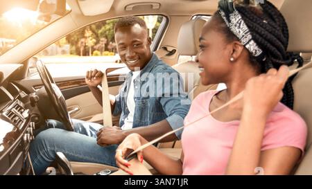 Giovane coppia nera in viaggio in auto Foto Stock