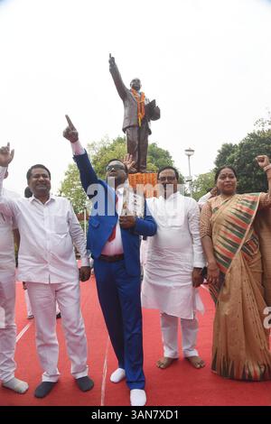 Patna, India. 14 aprile 2025. PATNA, INDIA - 14 APRILE: Un artista si veste come Dr. B.R. Ambedkar in posa durante la funzione di anniversario della nascita del Dr. Bhimrao Ambedkar vicino alla Corte Suprema di Patna il 14 aprile 2025 a Patna, India. (Foto di Santosh Kumar/Hindustan Times/Sipa USA) credito: SIPA USA/Alamy Live News Foto Stock