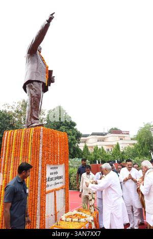Patna, India. 14 aprile 2025. PATNA, INDIA - 14 APRILE: Il primo ministro del Bihar Nbianc Kumar rende omaggio al Dr. Bhimrao Ambedkar per il suo anniversario di nascita vicino alla Corte Suprema di Patna il 14 aprile 2025 a Patna, India. (Foto di Santosh Kumar/Hindustan Times/Sipa USA) credito: SIPA USA/Alamy Live News Foto Stock