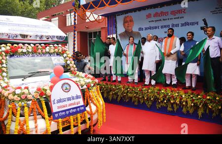 Patna, India. 14 aprile 2025. PATNA, INDIA - 14 APRILE 2025: Il primo ministro del Bihar, Nbianc Kumar, con il vice ministro Samrat Choudhary e altri che si sono schierati al largo di Jan Jagran Rath durante il Dr. Ambedkar Samagra Seva Abhiyan nel campus di Adhiveshan Bhawan. (Foto di Santosh Kumar/Hindustan Times/Sipa USA) credito: SIPA USA/Alamy Live News Foto Stock