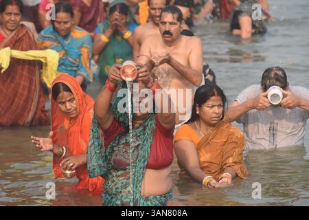 Patna, India. 14 aprile 2025. PATNA, INDIA - 14 APRILE: I devoti eseguono rituali sul fiume Ganga mentre fanno il bagno in occasione del festival Satuani a Digha Ghat il 14 aprile 2025 a Patna, India. (Foto di Santosh Kumar/Hindustan Times/Sipa USA) credito: SIPA USA/Alamy Live News Foto Stock