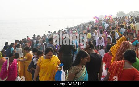 Patna, India. 14 aprile 2025. PATNA, INDIA - 14 APRILE: I devoti eseguono rituali sul fiume Ganga mentre fanno il bagno in occasione del festival Satuani a Digha Ghat il 14 aprile 2025 a Patna, India. (Foto di Santosh Kumar/Hindustan Times/Sipa USA) credito: SIPA USA/Alamy Live News Foto Stock