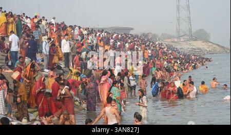Patna, India. 14 aprile 2025. PATNA, INDIA - 14 APRILE: I devoti eseguono rituali sul fiume Ganga mentre fanno il bagno in occasione del festival Satuani a Digha Ghat il 14 aprile 2025 a Patna, India. (Foto di Santosh Kumar/Hindustan Times/Sipa USA) credito: SIPA USA/Alamy Live News Foto Stock