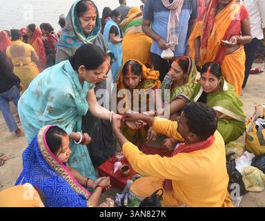 Patna, India. 14 aprile 2025. PATNA, INDIA - 14 APRILE: I devoti eseguono rituali sul fiume Ganga mentre fanno il bagno in occasione del festival Satuani a Digha Ghat il 14 aprile 2025 a Patna, India. (Foto di Santosh Kumar/Hindustan Times/Sipa USA) credito: SIPA USA/Alamy Live News Foto Stock