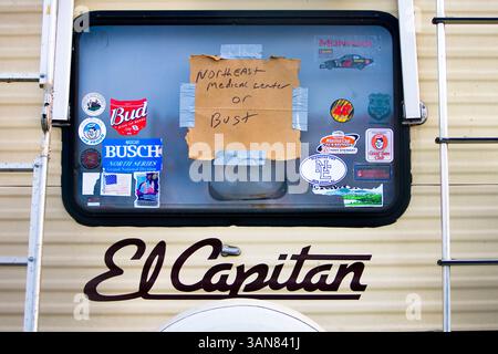 Un fan mostra il suo apprezzamento per il campo medico nella zona di Charlotte con il suo cartello al Lowe's Motor Speedway di Concord, North Carolina. (Immagine di credito: © FOTOGRAFO/Cal Sport Media) Foto Stock