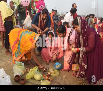 Patna, India. 14 aprile 2025. PATNA, INDIA - 14 APRILE: I devoti eseguono rituali sul fiume Ganga mentre fanno il bagno in occasione del festival Satuani a Digha Ghat il 14 aprile 2025 a Patna, India. (Foto di Santosh Kumar/Hindustan Times/Sipa USA) credito: SIPA USA/Alamy Live News Foto Stock