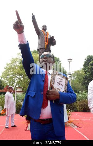 Patna, India. 14 aprile 2025. PATNA, INDIA - 14 APRILE: Un artista si veste come Dr. B.R. Ambedkar in posa durante la funzione di anniversario della nascita del Dr. Bhimrao Ambedkar vicino alla Corte Suprema di Patna il 14 aprile 2025 a Patna, India. (Foto di Santosh Kumar/Hindustan Times/Sipa USA) credito: SIPA USA/Alamy Live News Foto Stock