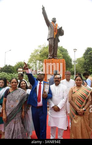 Patna, India. 14 aprile 2025. PATNA, INDIA - 14 APRILE: Un artista si veste come Dr. B.R. Ambedkar in posa durante la funzione di anniversario della nascita del Dr. Bhimrao Ambedkar vicino alla Corte Suprema di Patna il 14 aprile 2025 a Patna, India. (Foto di Santosh Kumar/Hindustan Times/Sipa USA) credito: SIPA USA/Alamy Live News Foto Stock