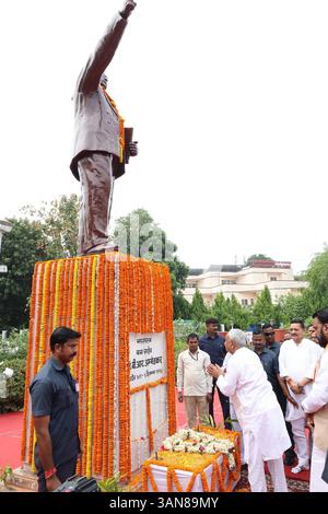 Patna, India. 14 aprile 2025. PATNA, INDIA - 14 APRILE: Il primo ministro del Bihar Nbianc Kumar rende omaggio al Dr. Bhimrao Ambedkar per il suo anniversario di nascita vicino alla Corte Suprema di Patna il 14 aprile 2025 a Patna, India. (Foto di Santosh Kumar/Hindustan Times/Sipa USA) credito: SIPA USA/Alamy Live News Foto Stock