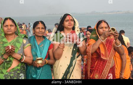 Patna, India. 14 aprile 2025. PATNA, INDIA - 14 APRILE: I devoti eseguono rituali sul fiume Ganga mentre fanno il bagno in occasione del festival Satuani a Digha Ghat il 14 aprile 2025 a Patna, India. (Foto di Santosh Kumar/Hindustan Times/Sipa USA) credito: SIPA USA/Alamy Live News Foto Stock