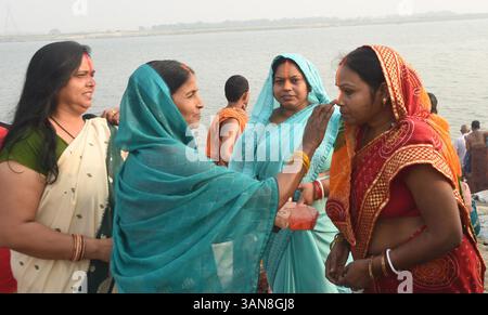 Patna, India. 14 aprile 2025. PATNA, INDIA - 14 APRILE: Le donne dedite si applicano vermilion (Sindoor) l'una all'altra in occasione del festival Satuani a Digha Ghat il 14 aprile 2025 a Patna, India. (Foto di Santosh Kumar/Hindustan Times/Sipa USA) credito: SIPA USA/Alamy Live News Foto Stock