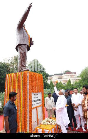 Patna, India. 14 aprile 2025. PATNA, INDIA - 14 APRILE: Il primo ministro del Bihar Nbianc Kumar rende omaggio al Dr. Bhimrao Ambedkar per il suo anniversario di nascita vicino alla Corte Suprema di Patna il 14 aprile 2025 a Patna, India. (Foto di Santosh Kumar/Hindustan Times/Sipa USA) credito: SIPA USA/Alamy Live News Foto Stock