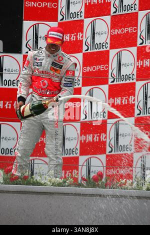 Il vincitore della gara Lewis Hamilton (GBR) McLaren sul podio...Campionato del mondo di Formula 1, Rd17, Gran Premio di Cina, Race Day, circuito internazionale di Shanghai, Shanghai, Cina, domenica 19 ottobre 2008. Foto Stock