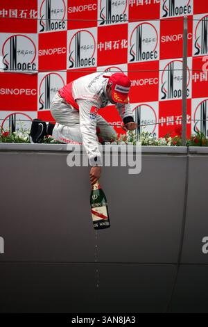 Il vincitore della gara Lewis Hamilton (GBR) McLaren sul podio...Campionato del mondo di Formula 1, Rd17, Gran Premio di Cina, Race Day, circuito internazionale di Shanghai, Shanghai, Cina, domenica 19 ottobre 2008. Foto Stock