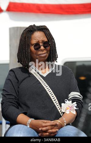 17 settembre 2008, New York City l'attrice Whoopi Goldberg battezzò l'ultima nave Circle Line "The Manhattan" il 17 settembre 2008 a New York City (immagine di credito: © Sharkpixs/ZUMA Press) Foto Stock