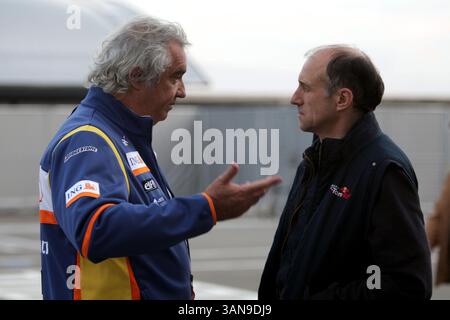 Flavio Briatore (ITA) Amministratore delegato Renault F1 parla con Franz Tost (AUT) Scuderia Toro Rosso Team Principal...Campionato del mondo di Formula 1, Rd16, Gran Premio del Giappone, giornata delle qualifiche, Fuji Speedway, sabato 11 ottobre 2008. Foto Stock