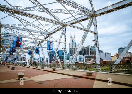13 ottobre 2023, Nashville, Tennessee: Vista del centro di Nashville dal ponte pedonale John Seigenthaler Foto Stock