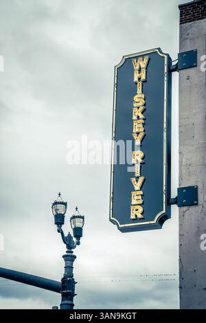 13 ottobre 2023, Nashville, Tennessee: Un segno di un popolare Whiskey River Saloon in Broadway Street nel centro di Nashville Foto Stock
