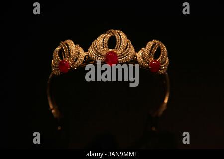 Londra, Regno Unito. Uno degli oggetti della mostra Cartier al Victoria & Albert Museum (V&A). Apre dal 12 aprile 2025 al 16 novembre 2025. 9 aprile 2025. Rif: LMK11-S100425-001 Steve Bealing/Landmark Media WWW.LMKMEDIA.COM Foto Stock