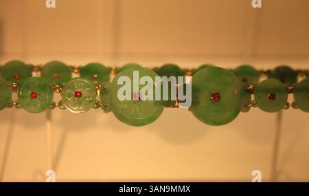 Londra, Regno Unito. Uno degli oggetti della mostra Cartier al Victoria & Albert Museum (V&A). Apre dal 12 aprile 2025 al 16 novembre 2025. 9 aprile 2025. Rif: LMK11-S100425-001 Steve Bealing/Landmark Media WWW.LMKMEDIA.COM Foto Stock