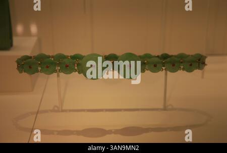 Londra, Regno Unito. Uno degli oggetti della mostra Cartier al Victoria & Albert Museum (V&A). Apre dal 12 aprile 2025 al 16 novembre 2025. 9 aprile 2025. Rif: LMK11-S100425-001 Steve Bealing/Landmark Media WWW.LMKMEDIA.COM Foto Stock