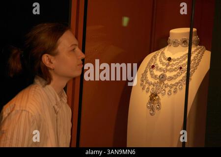 Londra, Regno Unito. Uno degli oggetti della mostra Cartier al Victoria & Albert Museum (V&A). Apre dal 12 aprile 2025 al 16 novembre 2025. 9 aprile 2025. Rif: LMK11-S100425-001 Steve Bealing/Landmark Media WWW.LMKMEDIA.COM Foto Stock