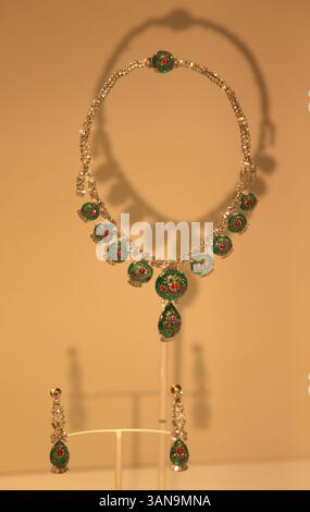 Londra, Regno Unito. Uno degli oggetti della mostra Cartier al Victoria & Albert Museum (V&A). Apre dal 12 aprile 2025 al 16 novembre 2025. 9 aprile 2025. Rif: LMK11-S100425-001 Steve Bealing/Landmark Media WWW.LMKMEDIA.COM Foto Stock