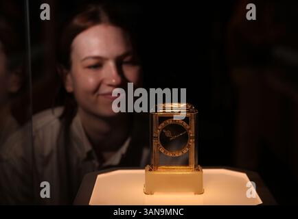 Londra, Regno Unito. Uno degli oggetti della mostra Cartier al Victoria & Albert Museum (V&A). Apre dal 12 aprile 2025 al 16 novembre 2025. 9 aprile 2025. Rif: LMK11-S100425-001 Steve Bealing/Landmark Media WWW.LMKMEDIA.COM Foto Stock